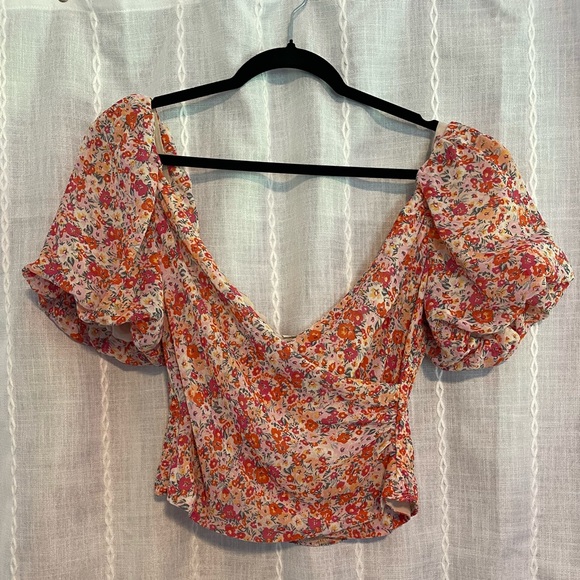 Astr Tops - NWOT ASTR Floral Puff Sleeve Top